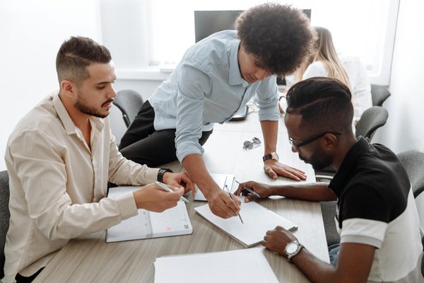 Harnessing ai insights: a strategic guide for uk travel agencies to predict emerging consumer travel trends